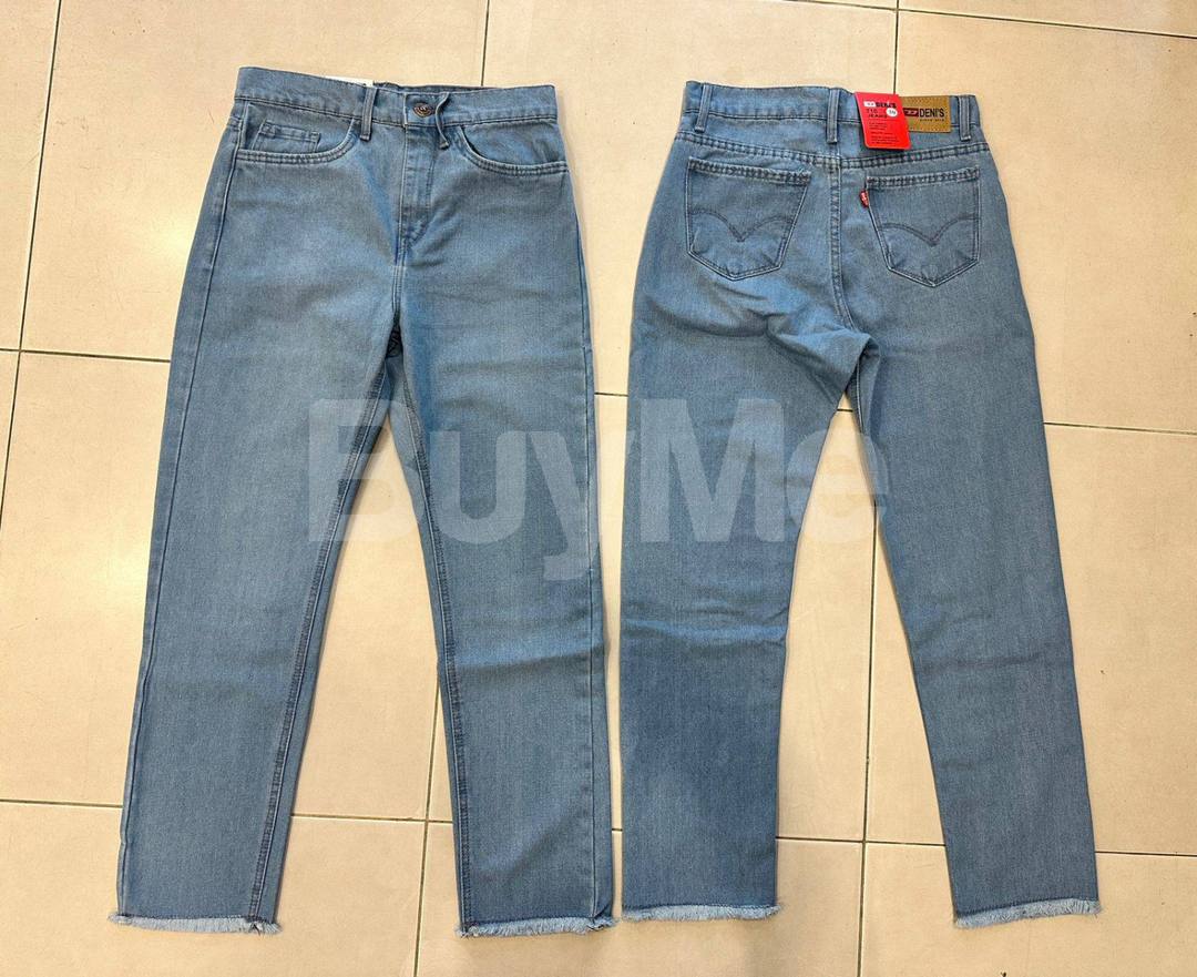 HIGHWAIST HEM FRAYED MOM JEANS- LIGHT BLUE
