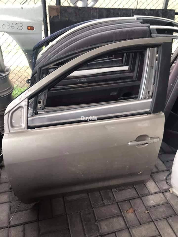 DOOR SET - TOYOTA IST