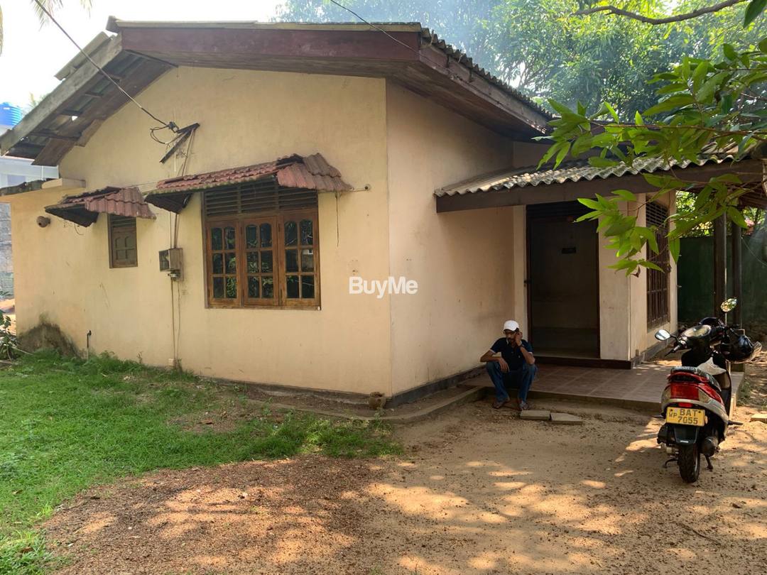 Land with old house for sale in Dehiwala