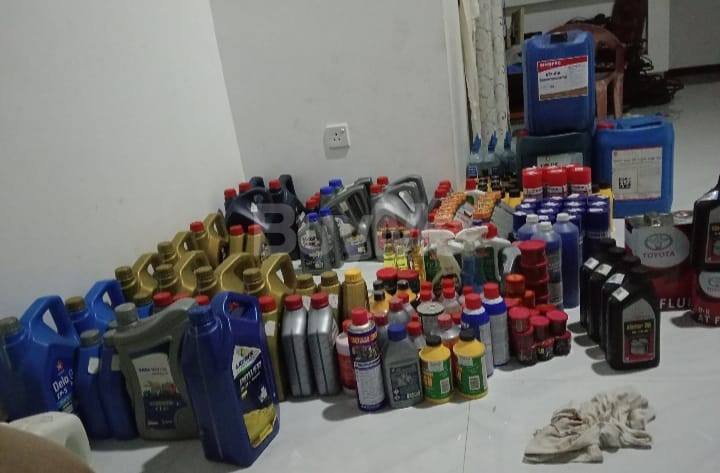 OIL CAN ITEMS AND VEHICLE AUTO PARTS AND ACCESSORIES FOR SALE LOT
