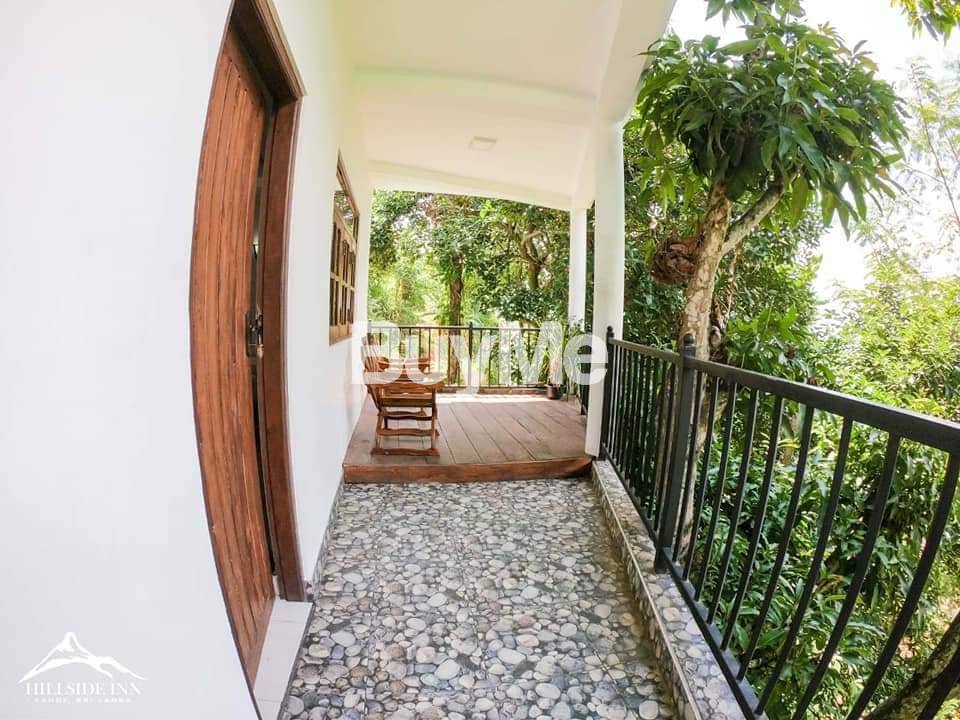 LUXURY VILLA AVAILABLE FOR SALE IN KANDY (AMPITIYA)