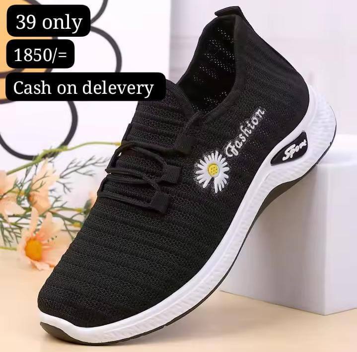 TRENDY BLACK SNEAKERS DESIGN