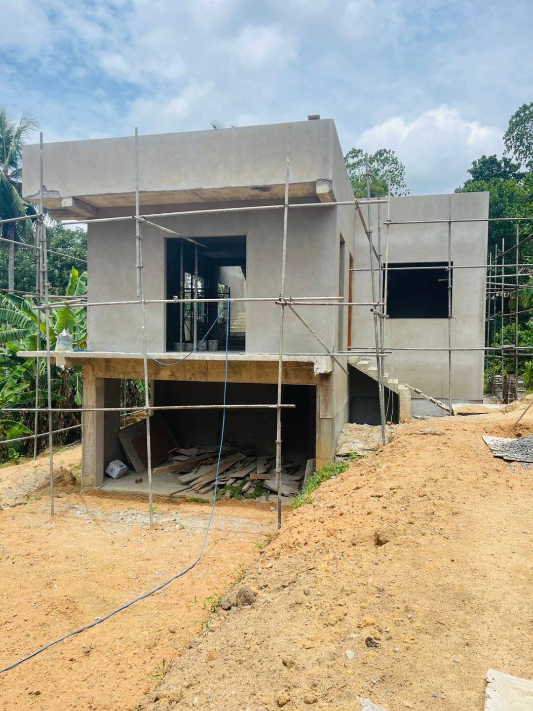 20-PERCH LAND WITH THREE-STOREY HOUSE FOR SALE IN KOSSINNA, KADAWATHA