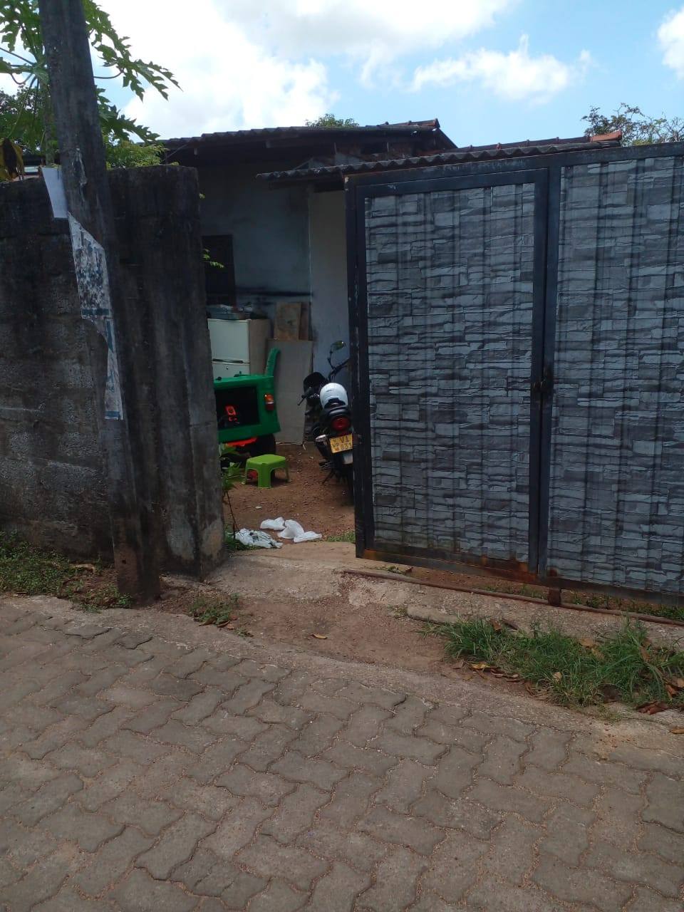 LAND WITH HOUSE FOR SALE IN JAMBURALIYA, MADAPATHA