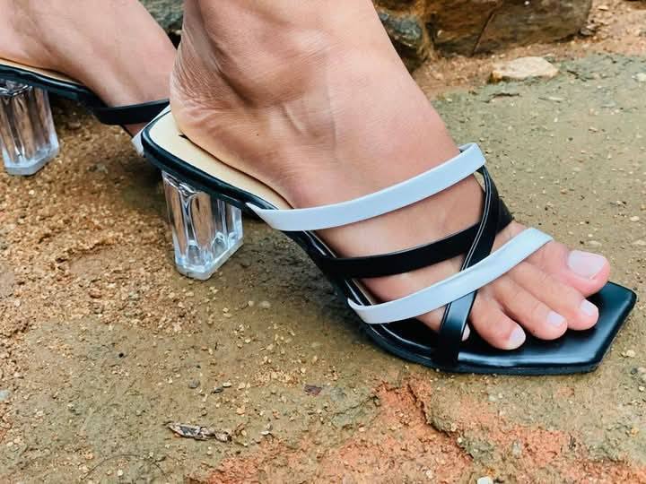 TRANSPARENT GLASS HEELS
