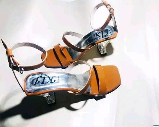 YELLOW HEELS GLASS