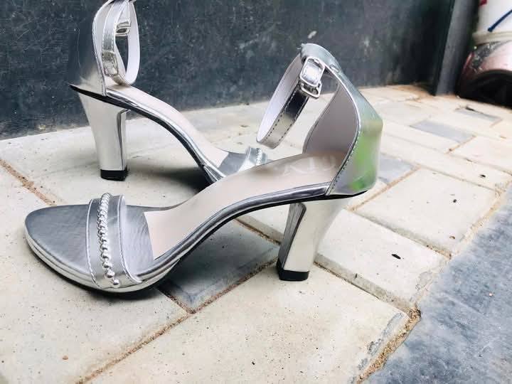 LADIES CASUAL/OFFICE HEELS SILVER
