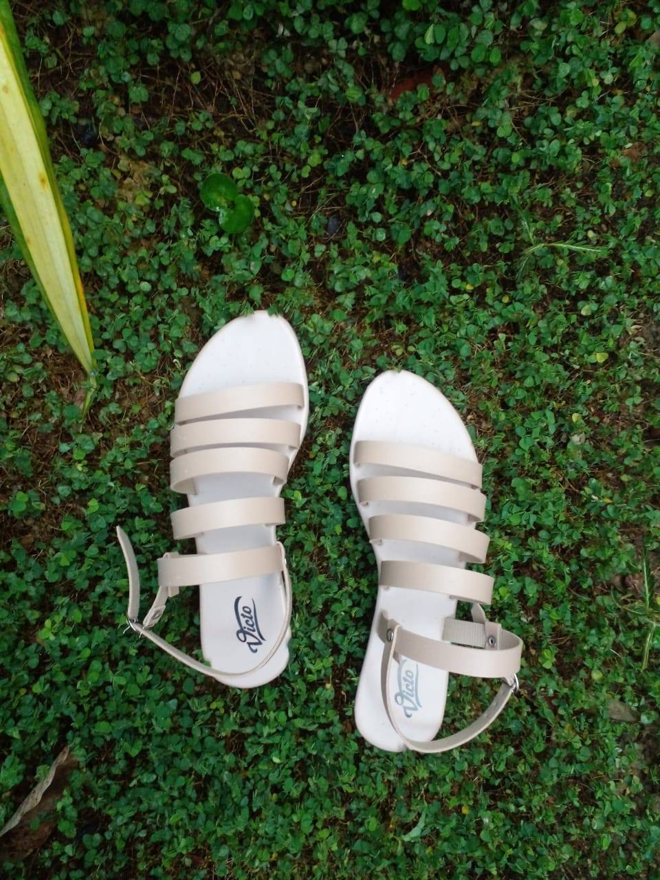 WHITE SANDALS ITEM