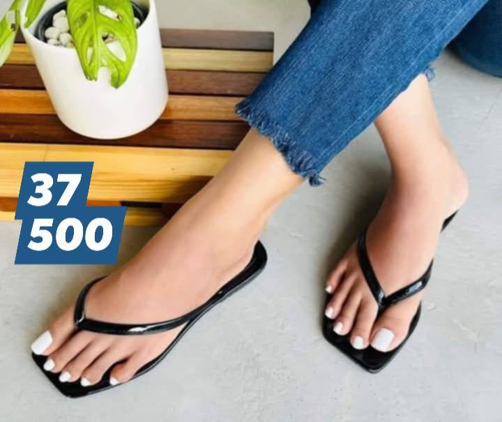 BLACK SLIPPER SIZE 37