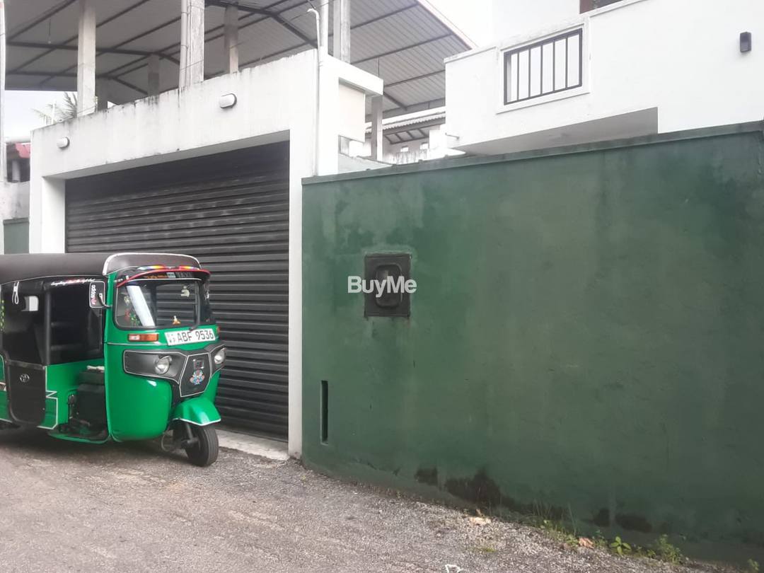 මාලබේ වැලිවිට තෙමහල් නිවසක් ඉතා ඉක්මනින් විකිණීමට