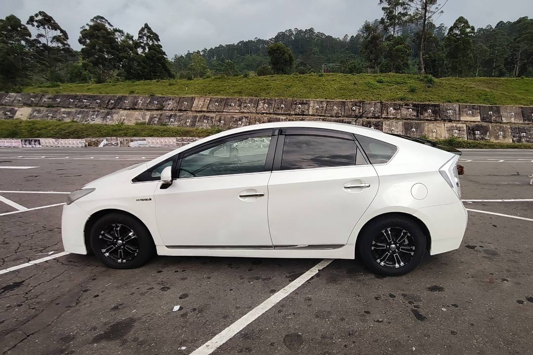 PRIUS 3RD GEN 2011